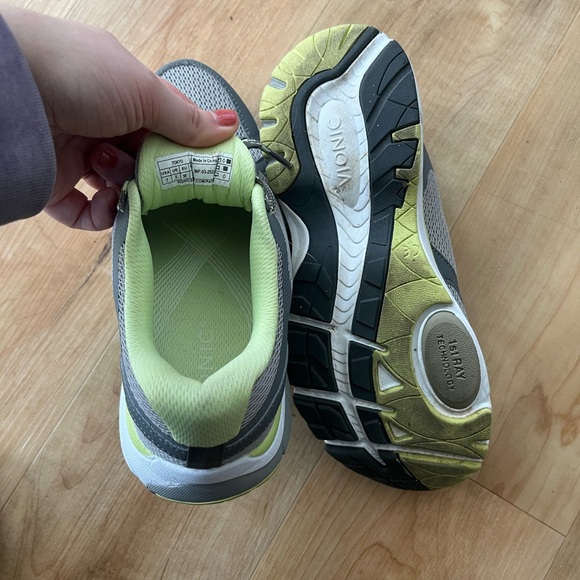 Vionic Sneakers size 7 worn once - Picture 3 of 3